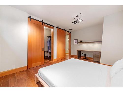 3006 5A Street Sw, Calgary, AB - Indoor Photo Showing Bedroom