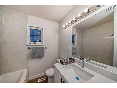 504 Penworth Drive Se, Calgary, AB - Indoor Photo Showing Bathroom