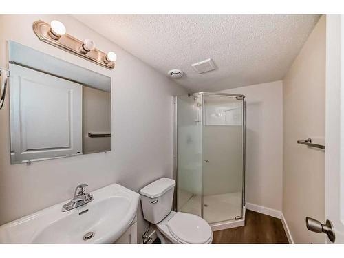 504 Penworth Drive Se, Calgary, AB - Indoor Photo Showing Bathroom