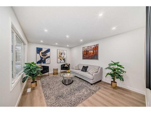504 Penworth Drive Se, Calgary, AB - Indoor Photo Showing Living Room