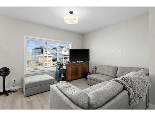 529 Walgrove Boulevard Se, Calgary, AB - Indoor Photo Showing Living Room