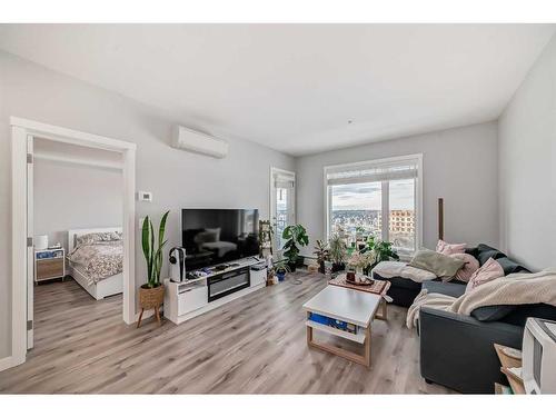 405-200 Shawnee Square Sw, Calgary, AB - Indoor Photo Showing Living Room