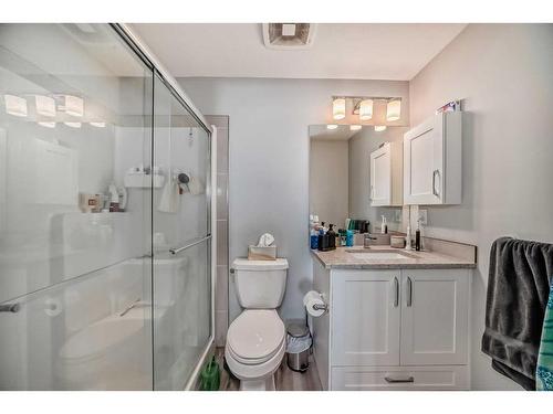 405-200 Shawnee Square Sw, Calgary, AB - Indoor Photo Showing Bathroom