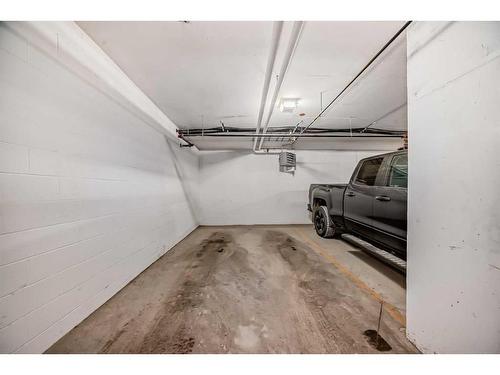 405-200 Shawnee Square Sw, Calgary, AB - Indoor Photo Showing Garage