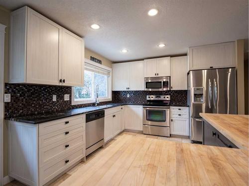 572 Parkridge Drive Se, Calgary, AB - Indoor Photo Showing Kitchen With Stainless Steel Kitchen