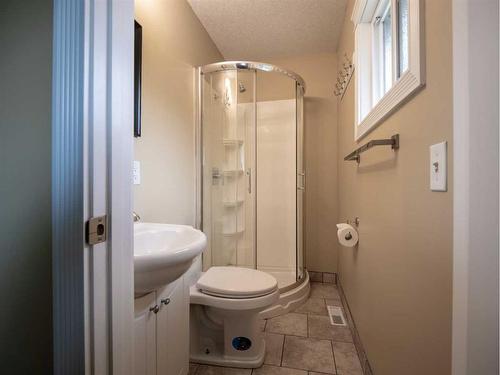 572 Parkridge Drive Se, Calgary, AB - Indoor Photo Showing Bathroom