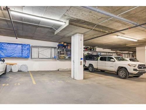 203-303 13 Avenue Sw, Calgary, AB - Indoor Photo Showing Garage