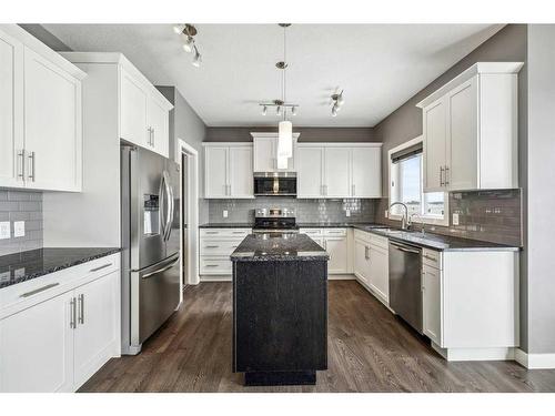 641 Edgefield Gate, Strathmore, AB - Indoor Photo Showing Kitchen With Upgraded Kitchen