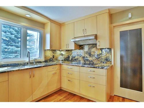 232 Varsity Crescent Nw, Calgary, AB - Indoor Photo Showing Kitchen With Double Sink