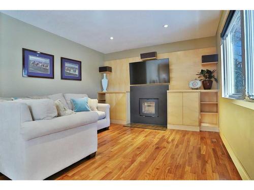 232 Varsity Crescent Nw, Calgary, AB - Indoor Photo Showing Living Room With Fireplace