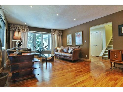 232 Varsity Crescent Nw, Calgary, AB - Indoor Photo Showing Living Room