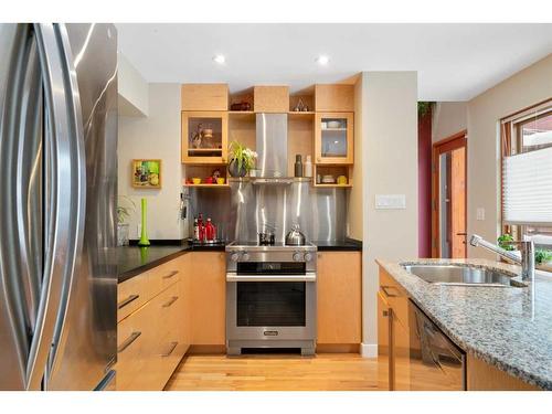 2119 28 Avenue Sw, Calgary, AB - Indoor Photo Showing Kitchen With Upgraded Kitchen