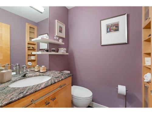 2119 28 Avenue Sw, Calgary, AB - Indoor Photo Showing Bathroom
