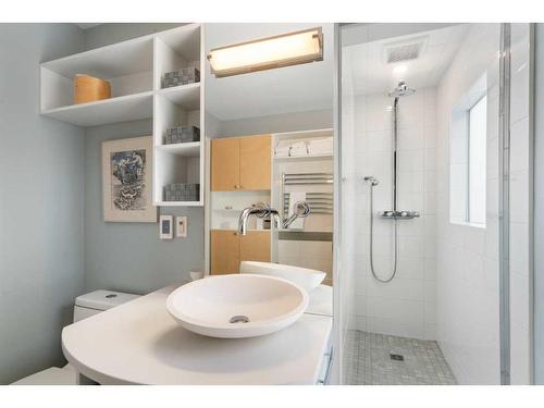 2119 28 Avenue Sw, Calgary, AB - Indoor Photo Showing Bathroom