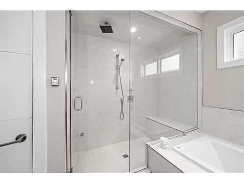2703 1 Avenue Nw, Calgary, AB - Indoor Photo Showing Bathroom