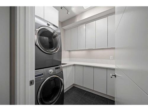 2703 1 Avenue Nw, Calgary, AB - Indoor Photo Showing Laundry Room