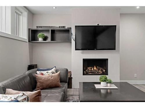 2703 1 Avenue Nw, Calgary, AB - Indoor Photo Showing Living Room With Fireplace
