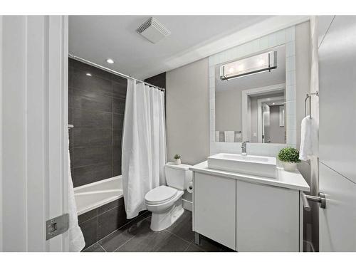 2703 1 Avenue Nw, Calgary, AB - Indoor Photo Showing Bathroom