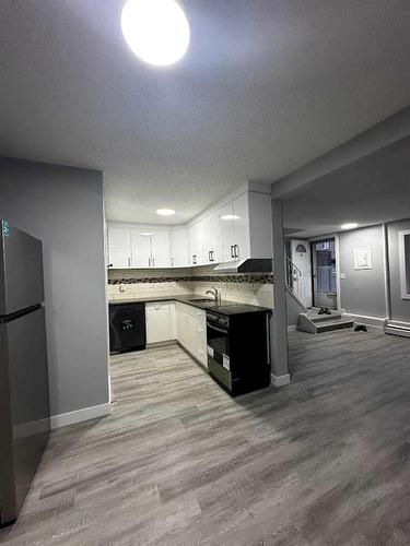 74-3809 45 Street Sw, Calgary, AB - Indoor Photo Showing Kitchen