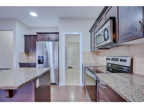 422 Williamstown Green Nw, Airdrie, AB - Indoor Photo Showing Kitchen With Upgraded Kitchen