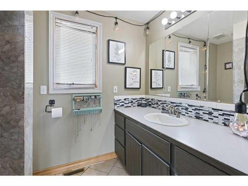 127 2Nd Avenue West, Hussar, AB - Indoor Photo Showing Bathroom
