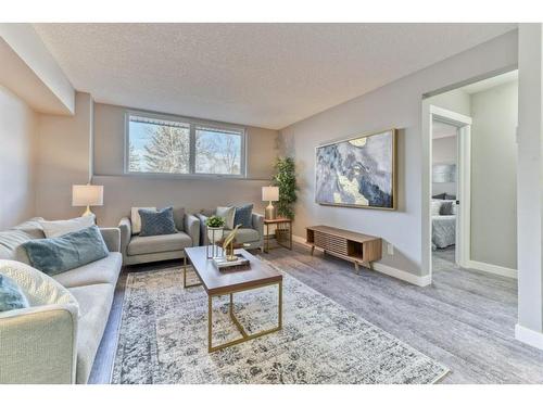 12-606 Lakeside Boulevard, Strathmore, AB - Indoor Photo Showing Living Room