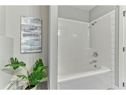 12-606 Lakeside Boulevard, Strathmore, AB - Indoor Photo Showing Bathroom