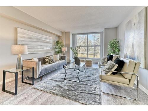12-606 Lakeside Boulevard, Strathmore, AB - Indoor Photo Showing Living Room