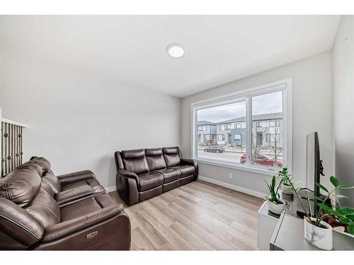 93 Homestead Boulevard Ne, Calgary, AB - Indoor Photo Showing Living Room