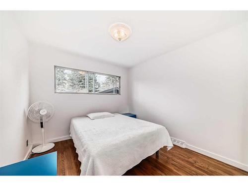 213 Wildwood Drive Sw, Calgary, AB - Indoor Photo Showing Bedroom