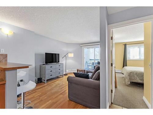 307-60 38A Avenue Sw, Calgary, AB - Indoor Photo Showing Other Room
