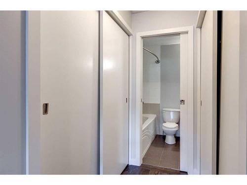 429-35 Richard Court Sw, Calgary, AB - Indoor Photo Showing Bathroom