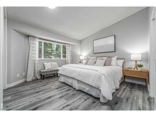 25 Gladstone Gardens Sw, Calgary, AB - Indoor Photo Showing Bedroom