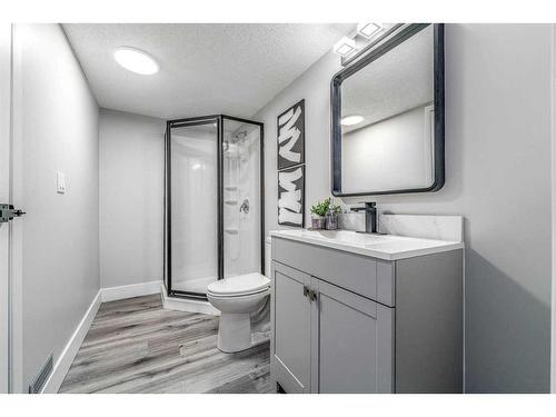 25 Gladstone Gardens Sw, Calgary, AB - Indoor Photo Showing Bathroom
