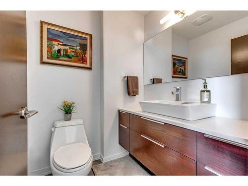 1304 Colgrove Avenue Ne, Calgary, AB - Indoor Photo Showing Bathroom