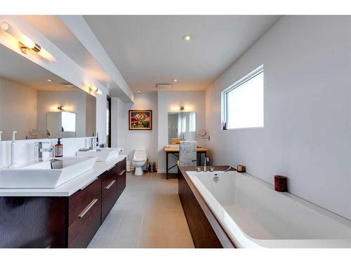 1304 Colgrove Avenue Ne, Calgary, AB - Indoor Photo Showing Bathroom