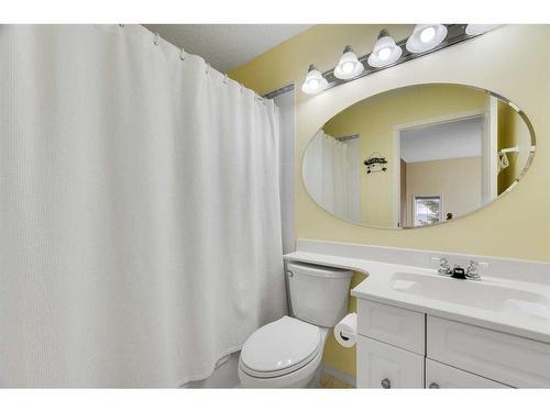 133 Cranfield Park Se, Calgary, AB - Indoor Photo Showing Bathroom
