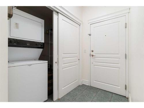 205-4 14 Street Nw, Calgary, AB - Indoor Photo Showing Laundry Room