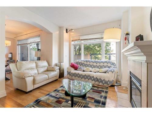 205-4 14 Street Nw, Calgary, AB - Indoor Photo Showing Living Room