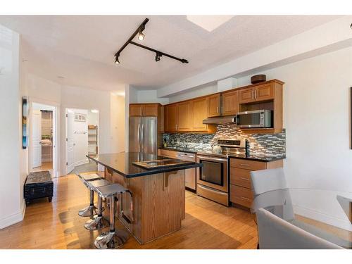 205-4 14 Street Nw, Calgary, AB - Indoor Photo Showing Kitchen With Stainless Steel Kitchen