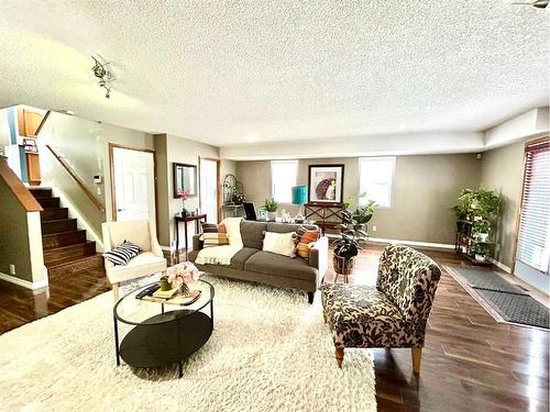 11 Erin Link Se, Calgary, AB - Indoor Photo Showing Living Room