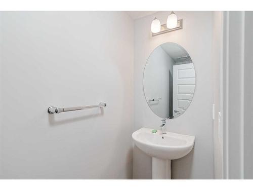 2099 Windbury Crescent Sw, Airdrie, AB - Indoor Photo Showing Bathroom