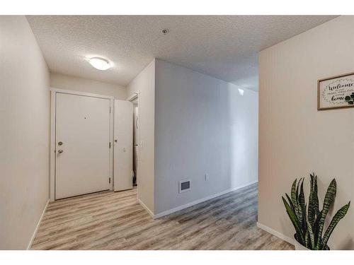 3202-4641 128 Avenue Ne, Calgary, AB - Indoor Photo Showing Other Room