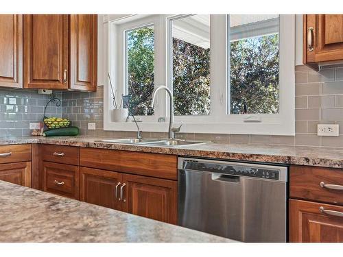 4301 39 Avenue, Ponoka, AB - Indoor Photo Showing Kitchen With Double Sink