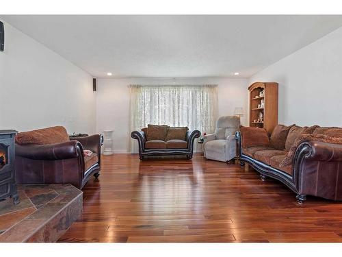 4301 39 Avenue, Ponoka, AB - Indoor Photo Showing Living Room