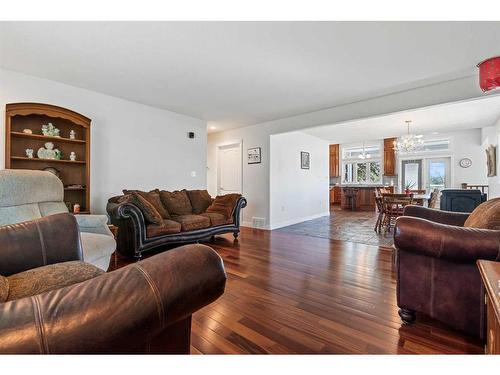 4301 39 Avenue, Ponoka, AB - Indoor Photo Showing Living Room