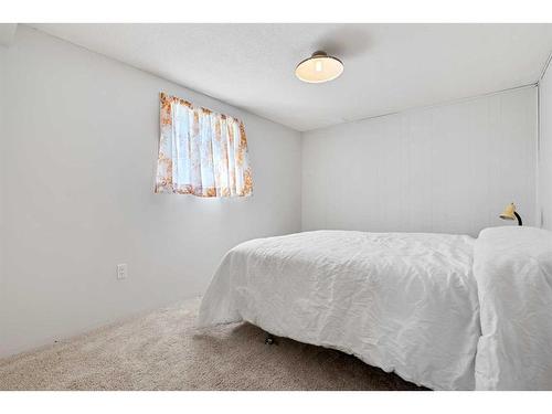 4301 39 Avenue, Ponoka, AB - Indoor Photo Showing Bedroom