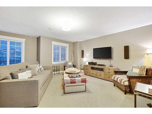 9322 14 Avenue Sw, Calgary, AB - Indoor Photo Showing Living Room