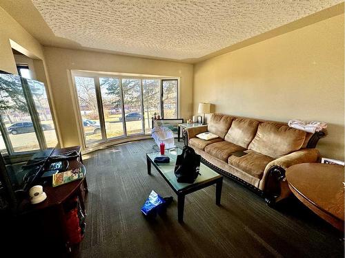 5615 Thorndale Place Nw, Calgary, AB - Indoor Photo Showing Living Room