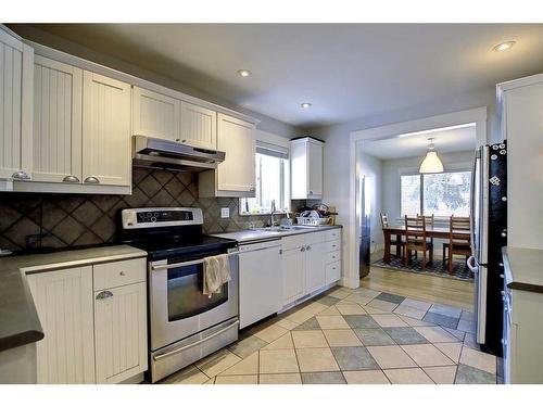 2135 16A Street Sw, Calgary, AB - Indoor Photo Showing Kitchen